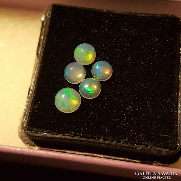 Natural Ethiopian opal on cabochon 4 mm, welo opal
