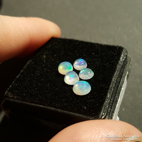 Natural Ethiopian opal on cabochon 4 mm, welo opal