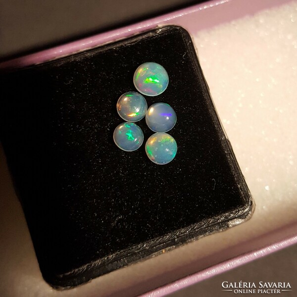 Natural Ethiopian opal on cabochon 4 mm, welo opal
