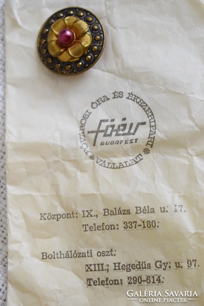 Régi bross retro bizsu 2,8 x 1 cm fém FŐÉV Fővárosi óra és ékszeripari vállalat eredeti csomagolása