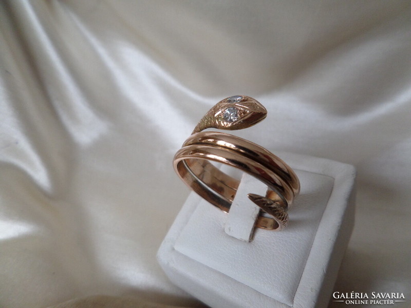 Gold snake ring with brill eyes