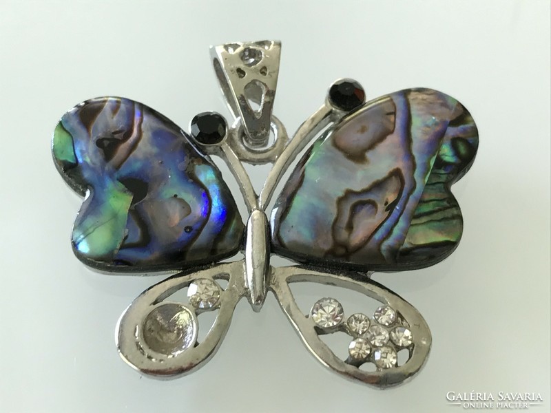 Pávakagyló betétes, pillangó alakú medál kristályokkal, 4,2 x 3,8 cm