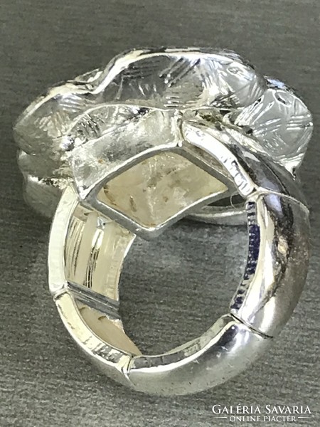 Ezüstözött gyűrű zománcozott virágfejjel, ragyogó kristályookal