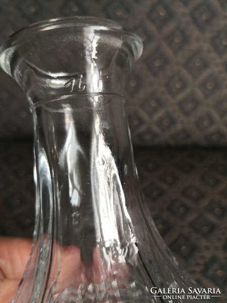 Elegáns bütykös üveg butélia, 1 liter