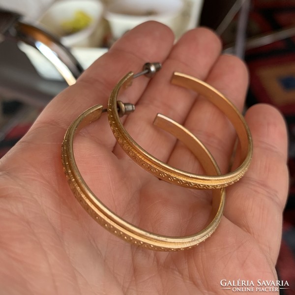 Striking metal large hoop vintage earrings, the jewelry is from the 1980s
