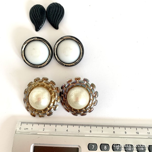 3 Pairs of old ear clips, vintage earrings, the jewelry is from the 1960s/70s clip on earrings