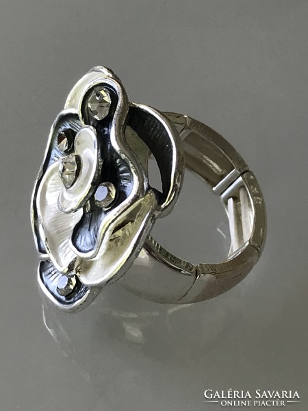Silver-plated ring with an enameled flower head, shining crystal eye