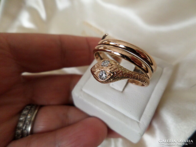 Gold snake ring with brill eyes