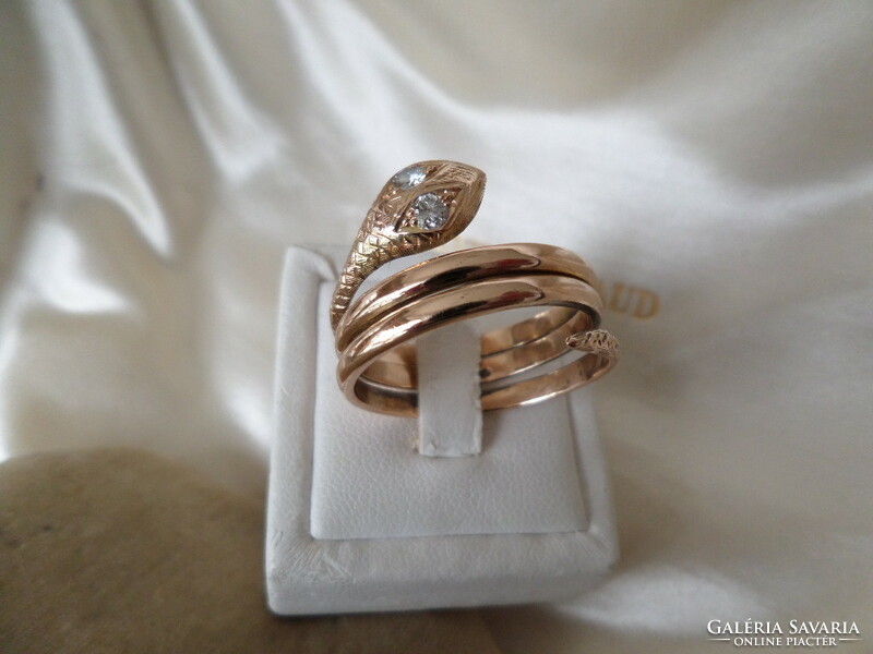 Gold snake ring with brill eyes