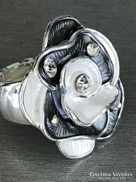 Ezüstözött gyűrű zománcozott virágfejjel, ragyogó kristályookal