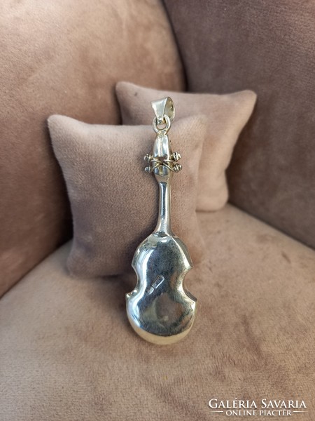 Silver pendant with scar