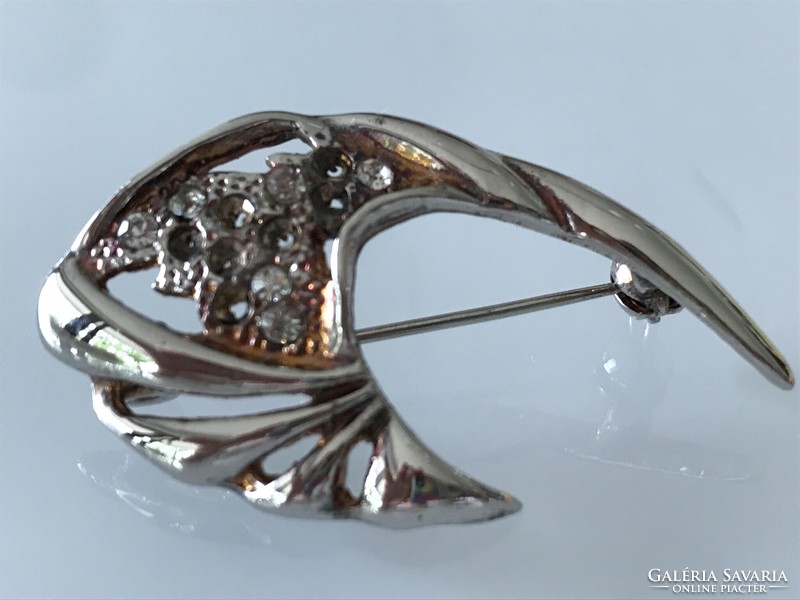 Fish-shaped brooch with crystals, 4.8 x 3 cm