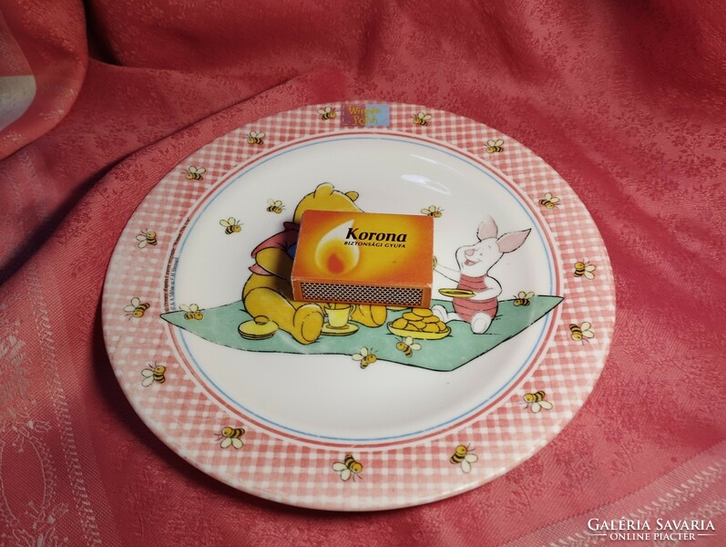 Mese jelenetes francia jénai süteményes tányér, Malacka és társai