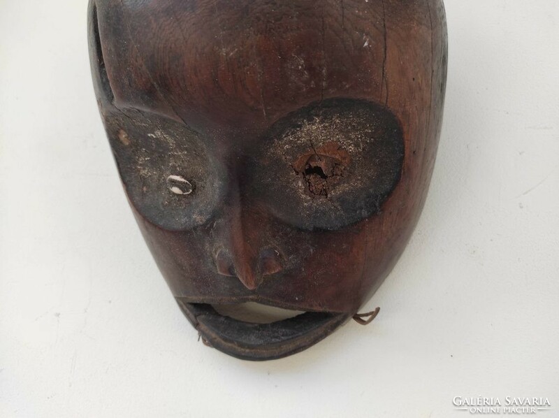 Antik afrikai fa maszk Boki népcsoport Nigéria egyik szeme hiányzik leárazva Le dob 200 1973