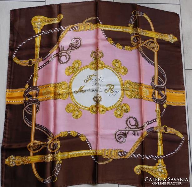 Vintage selyemkendő "Fouets de la Maison du Roy" felirattal, míves ostorokkal
