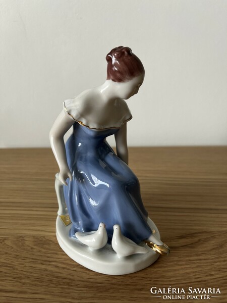 Royal Dux porcelán-  kék ruhás lány galambokkal