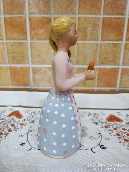 Lúria Vilma ceramic little girl with a heart