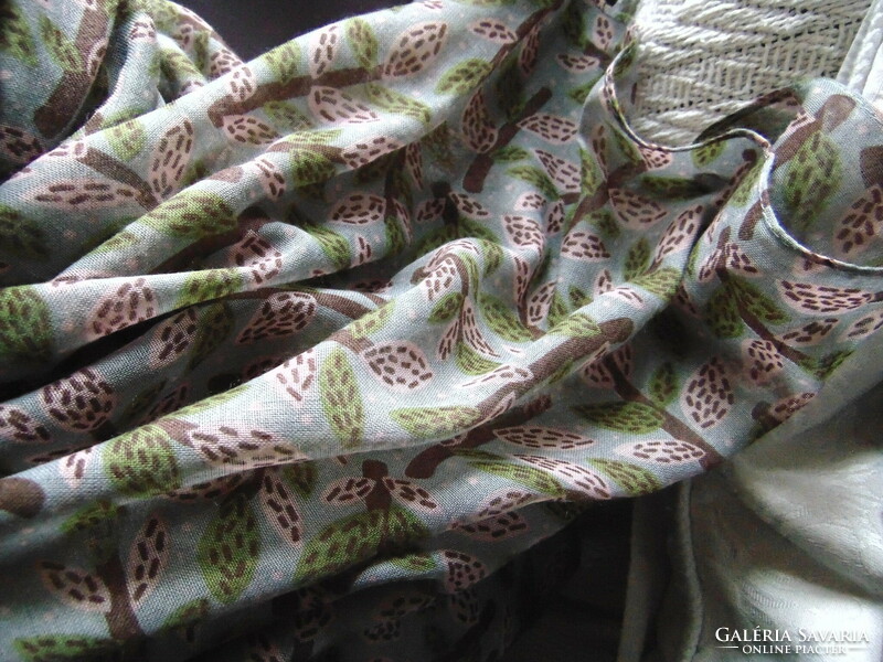 Decorative polyester scarf with a tree leaf pattern