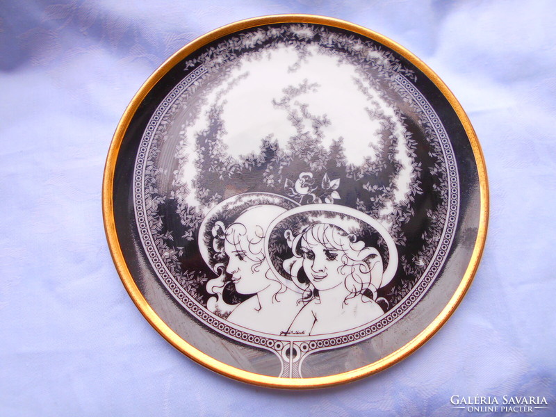 Hollóházi Jurcsák porcelain wall plate with László designer signature. 15 Cm