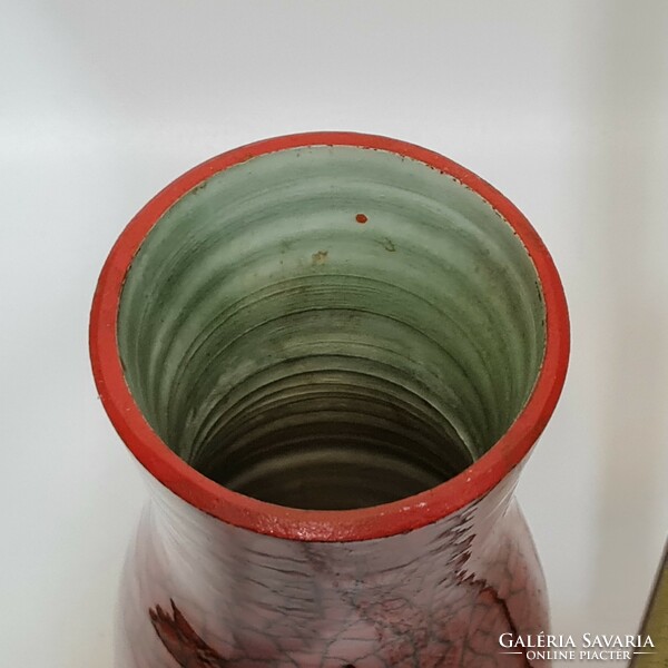 Iparművészeti, repesztett fekete hálós, piros mázas kerámia váza (2606)