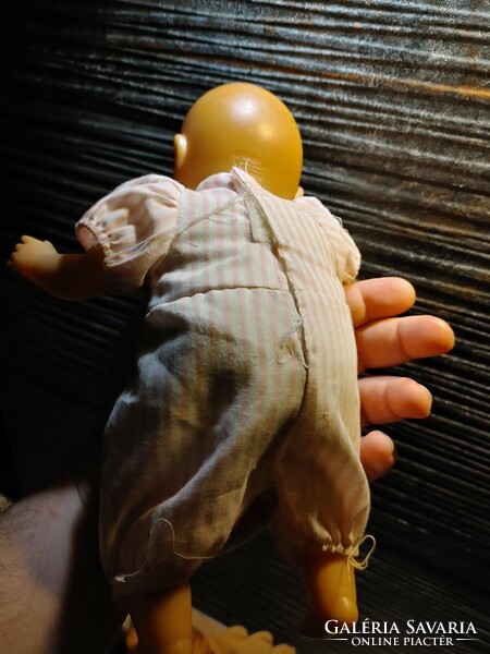 Kopasz kékszemű pislogós baba  játékfigura