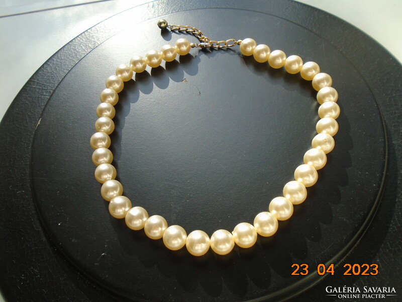 Necklaces made of larger tekla pearls with gold-plated fittings