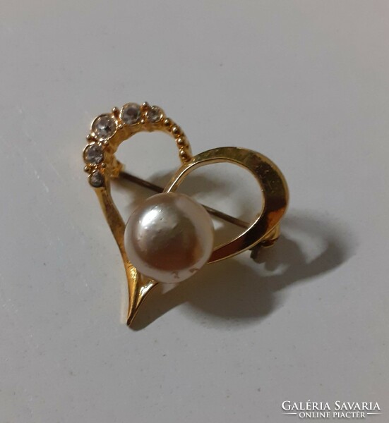 Nice condition gold plated heart shaped brooch pin with small stones and a larger tekla pearl