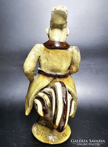 Kosiarska- Kakason lovagló kerámia figura