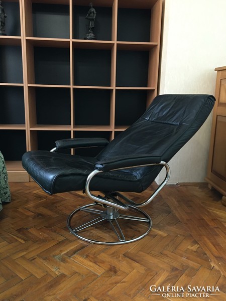 Pair of Skoghaug Norwegian design leather swivel armchairs, mid-century armchairs