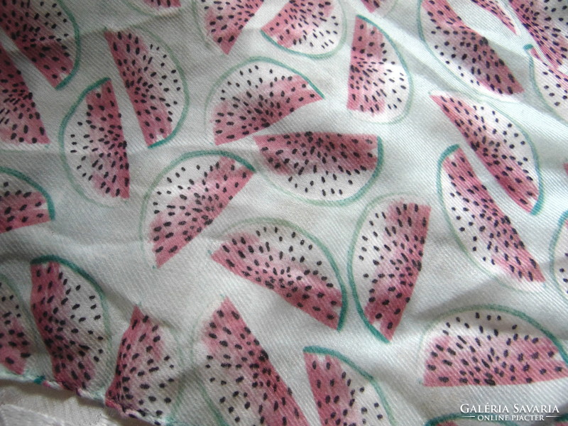 Scarf with melon pattern