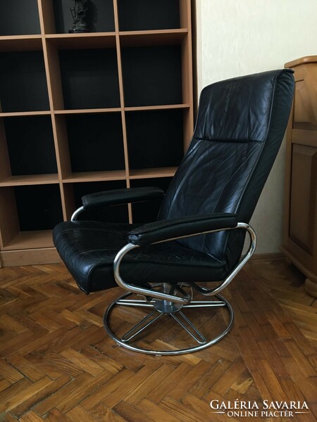 Pair of Skoghaug Norwegian design leather swivel armchairs, mid-century armchairs