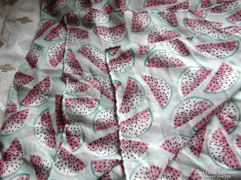 Scarf with melon pattern