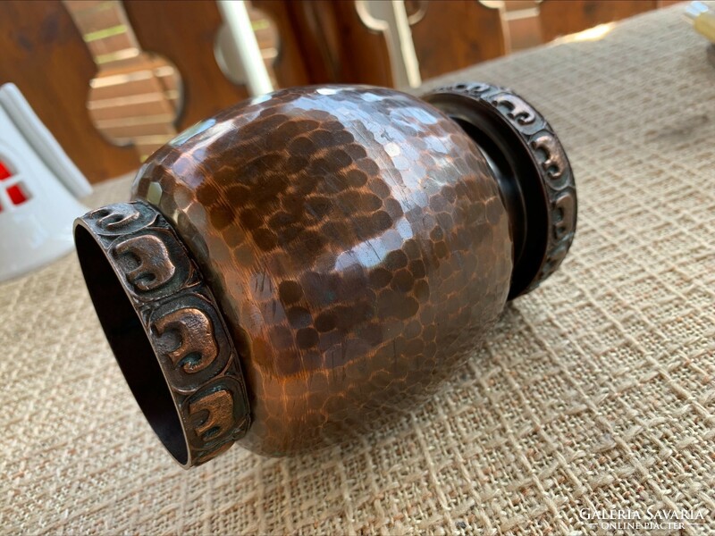 Craftsman copper vase with an elephant motif, 14 cm,