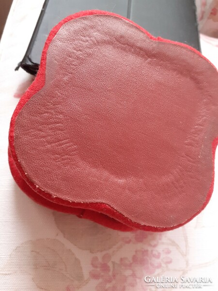 Piros hímzett filc borítású fedeles íves varró dobozka, fakult, tiszta