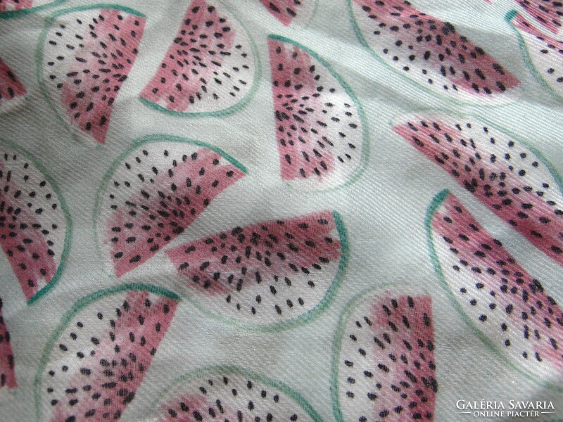 Scarf with melon pattern