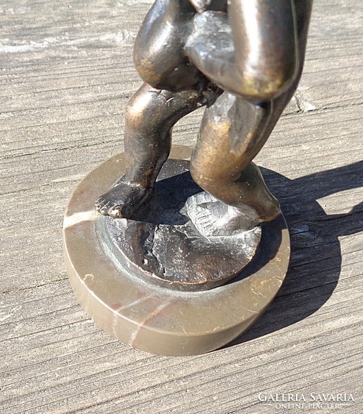 Bronz figura libával, márvány talpon