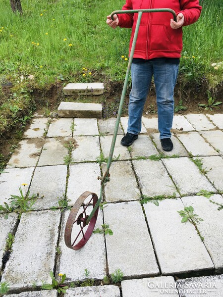 Régi tolikapa tolókapa kerti szerszám vagy dekoráció