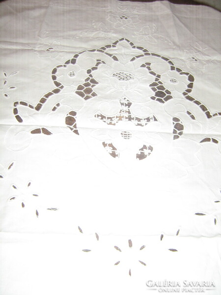 Beautiful vintage-style rosette stained glass curtain with white flowers