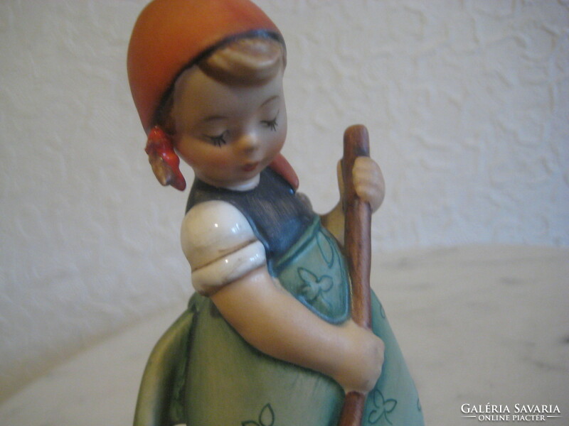 Hummel  a söprögető lányka, Little Sweeper , 12 cm