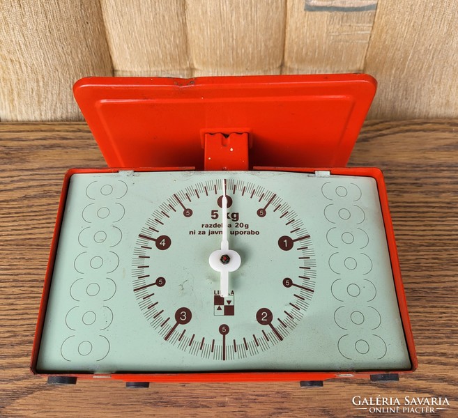 Clock scale with working mechanism