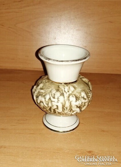 Capodimonte domborműves porcelán váza puttós angyalkás 10,5 cm (F-1)
