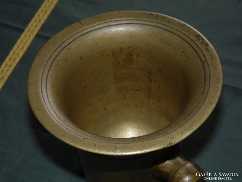 Old copper mortar and pestle, 13 cm high, 14 cm diameter