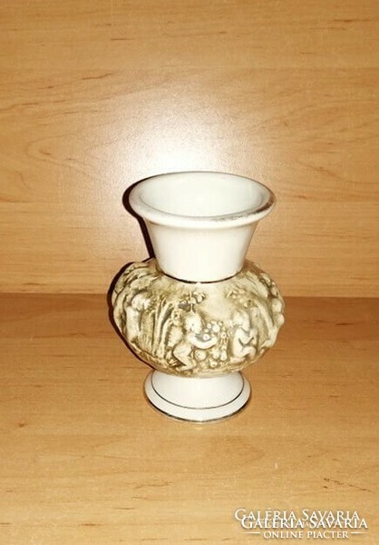 Capodimonte domborműves porcelán váza puttós angyalkás 10,5 cm (F-1)