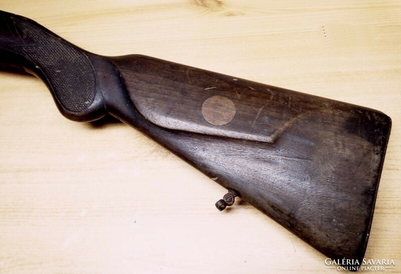 Régi puskatus, Mauser VZ-24 átalakítva, egy darab tömör fából faragva.