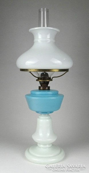 1L977 Antik tejfehér fújt üveg petróleumlámpa burával és cilinderrel 47 cm