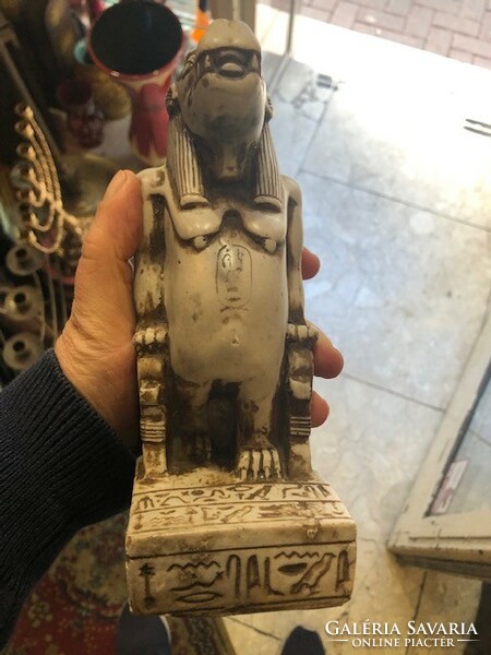 Néith, a szülés feltalálója, egyiptomi kőszobor, 18 cm-es magasságú