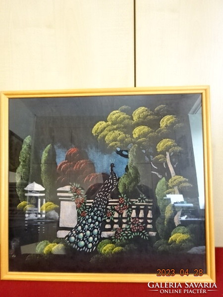 Fekete selyemre festett kép, gyönyörű páva a közepén. Mérete: 46 x 50 cm. Jókai.