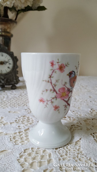 Dombormintás,virágokkal és madár mintával díszített porcelán talpas pohár