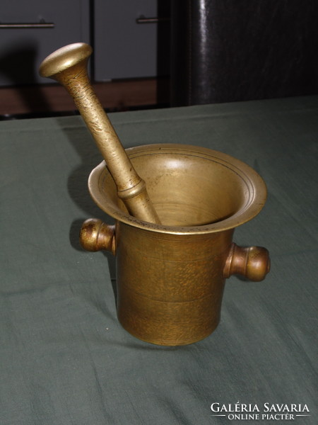Old copper mortar and pestle, 13 cm high, 14 cm diameter