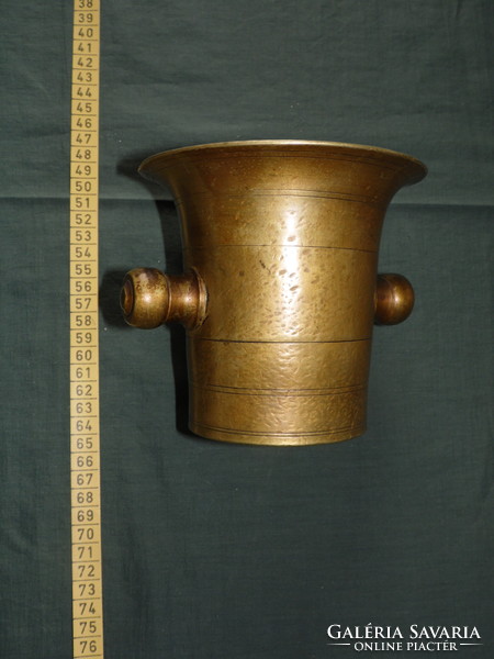 Old copper mortar and pestle, 13 cm high, 14 cm diameter